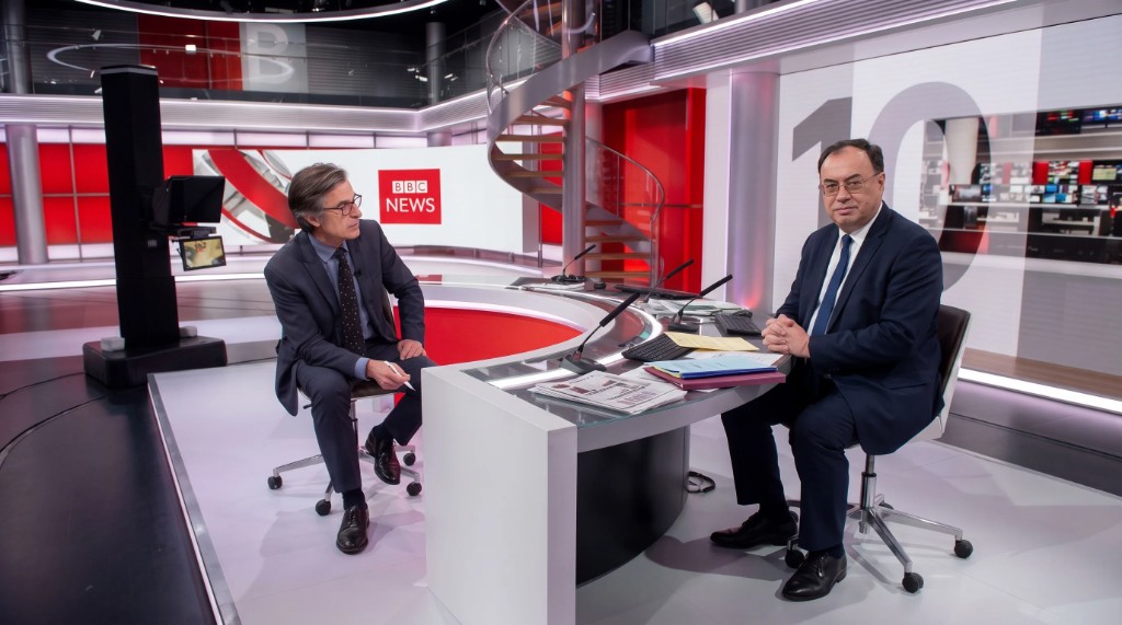 Robert Peston interviewing Andrew Bailey in the BBC News at Ten studio